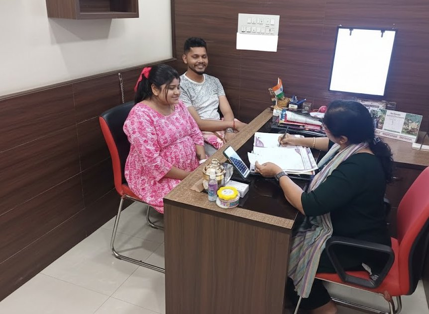Dr. Vinita Khemani consulting patients at Healing Touch Clinic Kolkata
